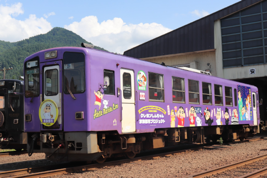 秋田内陸線でクレヨンしんちゃん家族都市デザインのラッピング列車運行中！