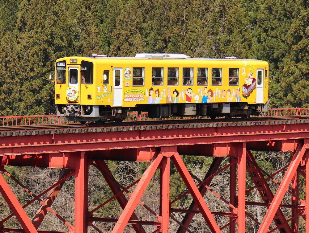 ①IMG_2233（橋とラッピング列車）ややアップ明るめセンター.jpg